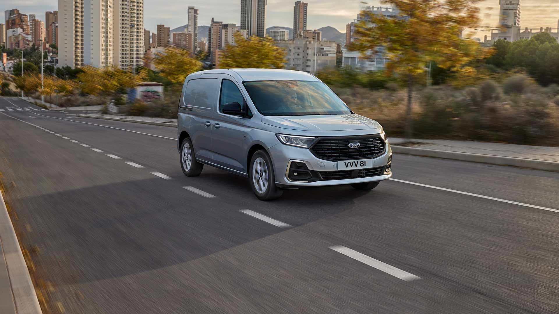 Ford Transit Connect im Stadtverkehr, mit verchromten Nebelscheinwerferblenden und automatischen Scheinwerfern.