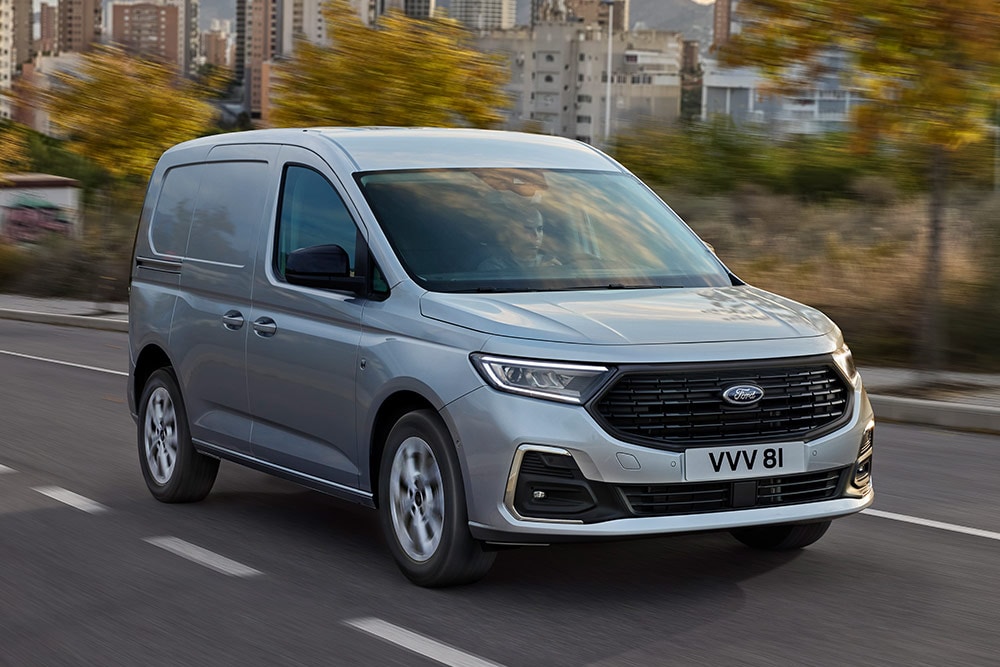 Ford Transit Connect im Stadtverkehr, mit verchromten Nebelscheinwerferblenden und automatischen Scheinwerfern.
