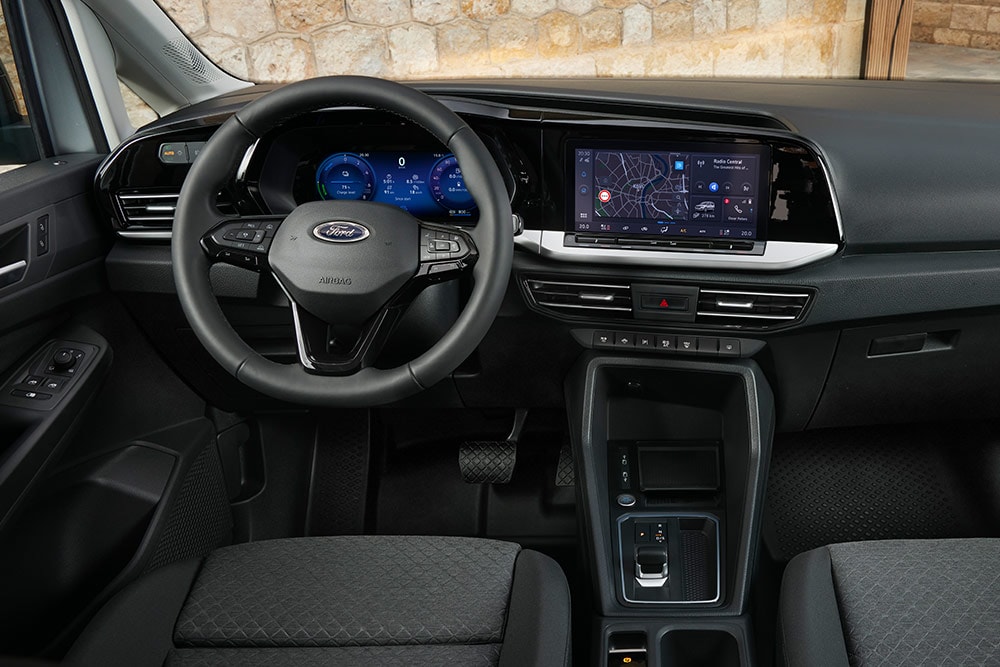 Ford Transit Connect Interieur mit Armaturenbrett, Lenkrad, digitalem Kombiinstrument und 10-Zoll-Touchscreen.