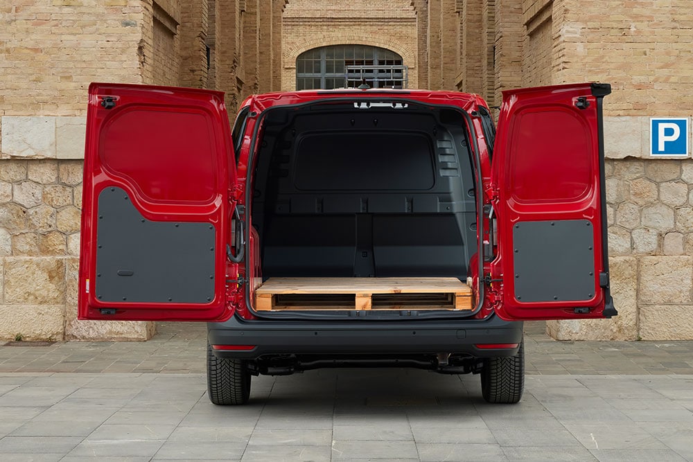 Rückansicht Ford Transit Connect , mit offenen Hecktüren, beladen mit Baumaterialien.