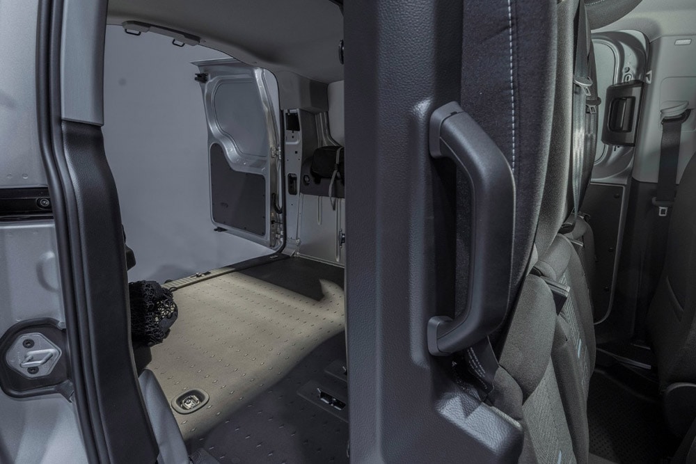 Innenraum eines Ford Transit Connect  FlexCab mit umgeklappten Rücksitzen und leerem Laderaum.