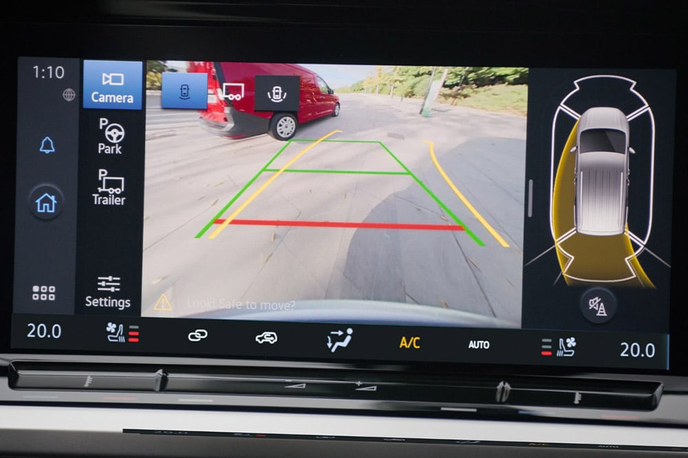 10-Zoll-Farb-Touchscreen mit Anzeige der Rückfahrkamera und der Pro Trailer Backup Assist-Technologie während der Nutzung.
