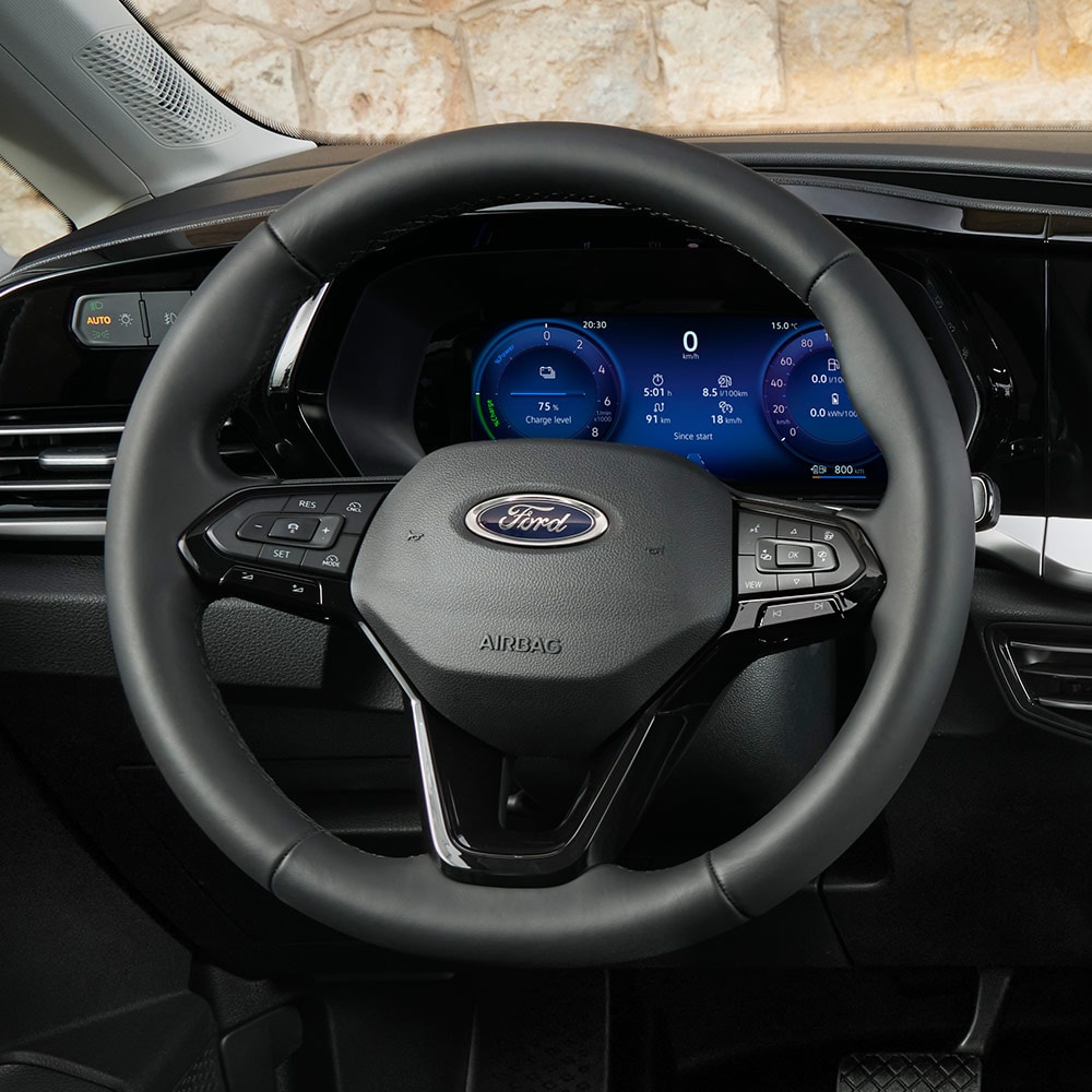 Innenraum des  Ford Transit Connect, mit Lenkrad und digitalem 10-Zoll-Instrumentenkombi.