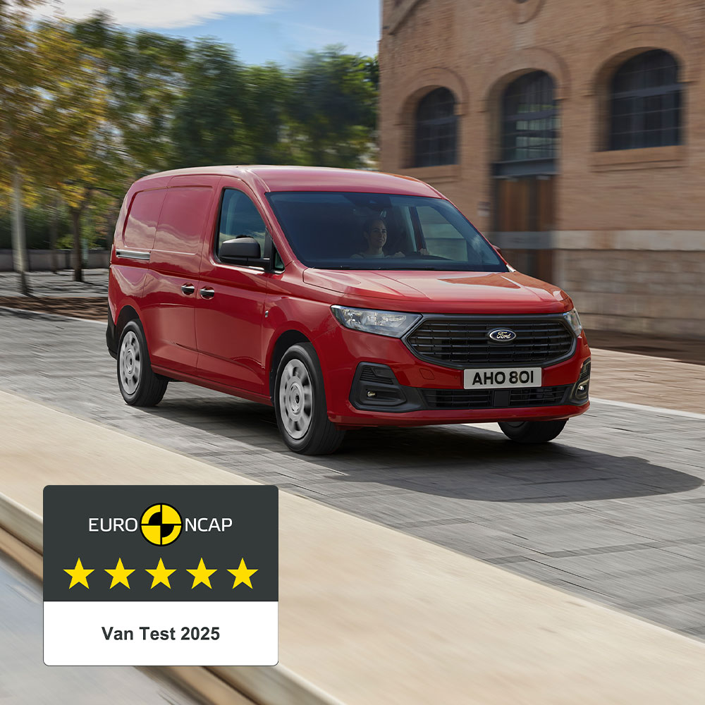 Ford Transit Connect Trend in Lava Red, mit Frontgrill und automatischen Scheinwerfern.