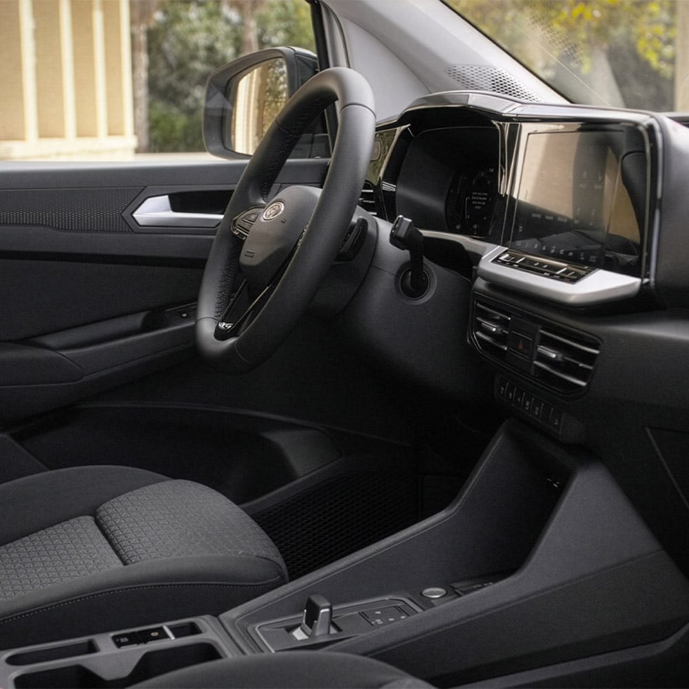 Innenraum des Ford Transit Connect  mit Fahrersitz, Lenkrad, Armaturenbrett und 10-Zoll-Touchscreen.
