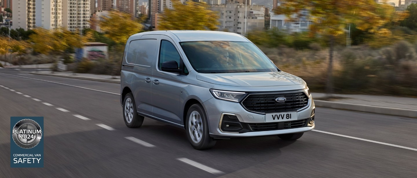 Ford Transit Connect in Stardust Silver fährt auf einer Strasse.