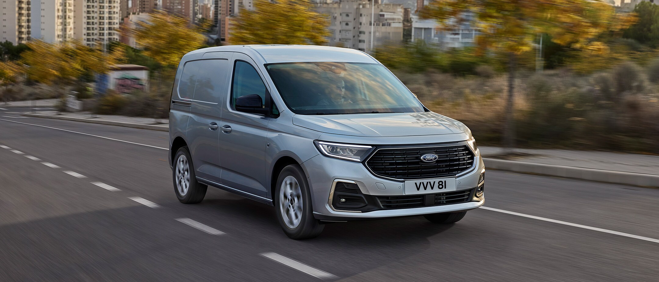 Silberner Ford Transit Connect fährt auf der Straße