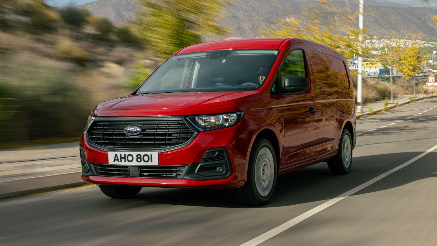 Roter Ford Transit Connect fährt auf der Straße