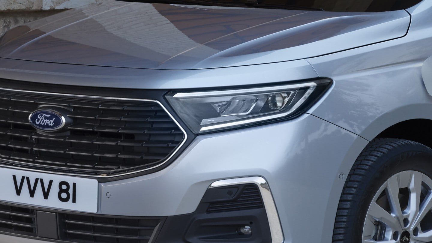 Ford Transit Connect in Stardust Silver mit adaptiven Scheinwerfern.