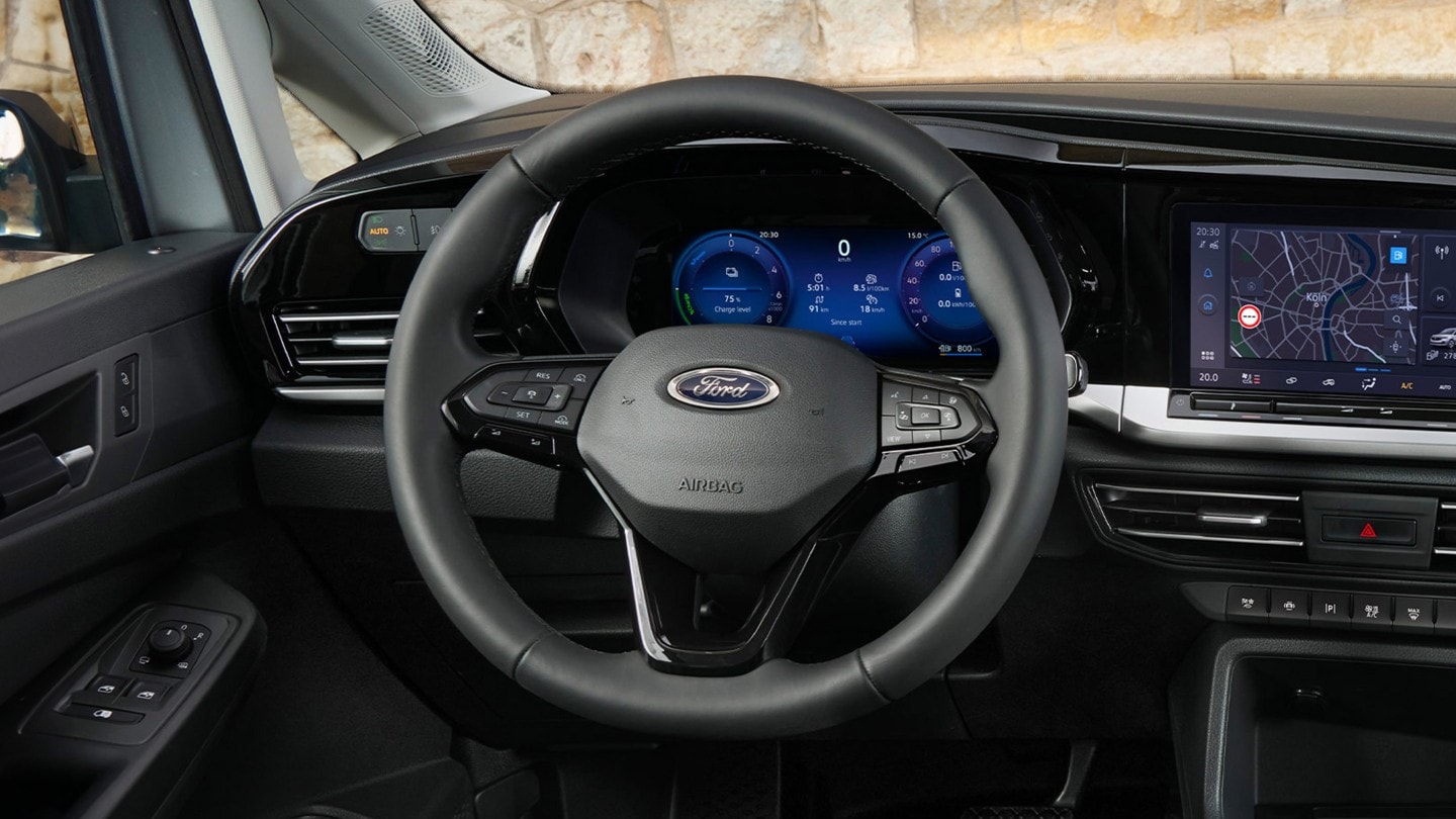 Fahreransicht des Ford Transit Connect mit beheizbarem Lenkrad, digitalem Kombiinstrument und 10-Zoll-Touchscreen.