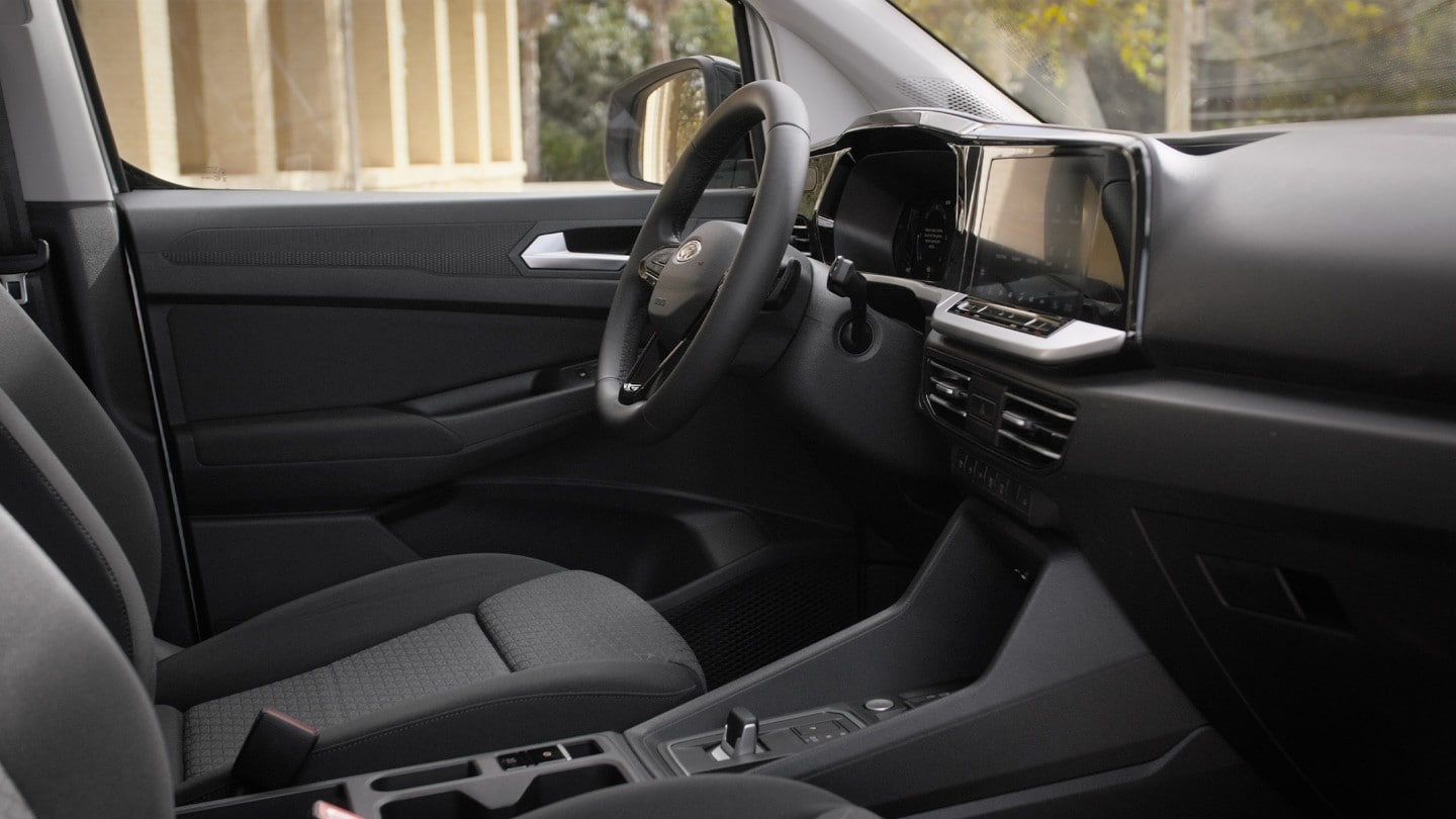 Fahrersitz Ford Transit Connect mit Lenkrad und 10-Zoll-Touchscreen.