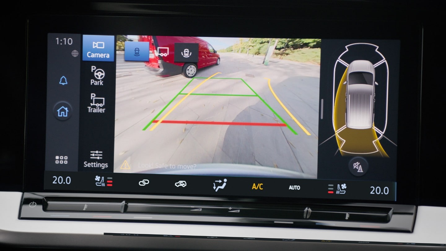 Ein 10-Zoll-Farb-Touchscreen, auf dem der Einsatz der Rückfahrkamera und des Pro-Trailer-Rückfahrassistenten angezeigt wird.