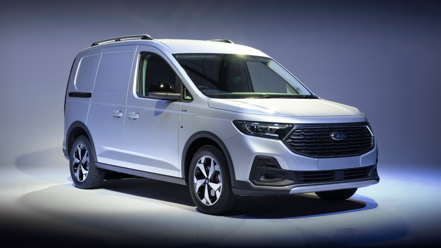 Ford Transit Connect Active in Stardust Silver mit Active-Stossstange, Unterfahrschutz und LED-Scheinwerfern.