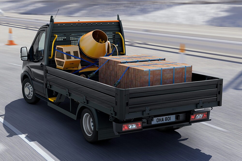 Ford Transit Fahrgestell fährt mit Ladung auf der Ladefläche.