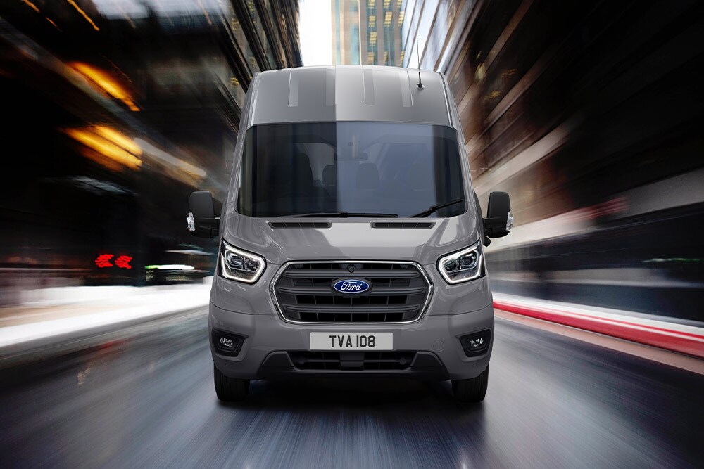 Frontansicht eines Ford Transit Kastenwagen in Fahrt durch die Stadt.