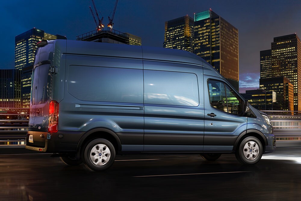 Ford Transit Kastenwagen nachts in Fahrt durch die Stadt.