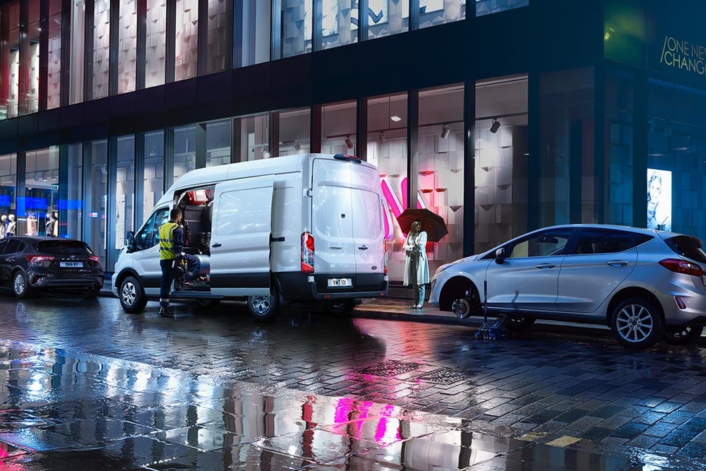 Ford Transit Kastenwagen als Pannenhilfsfahrzeug, nachts in einer Stadt geparkt.