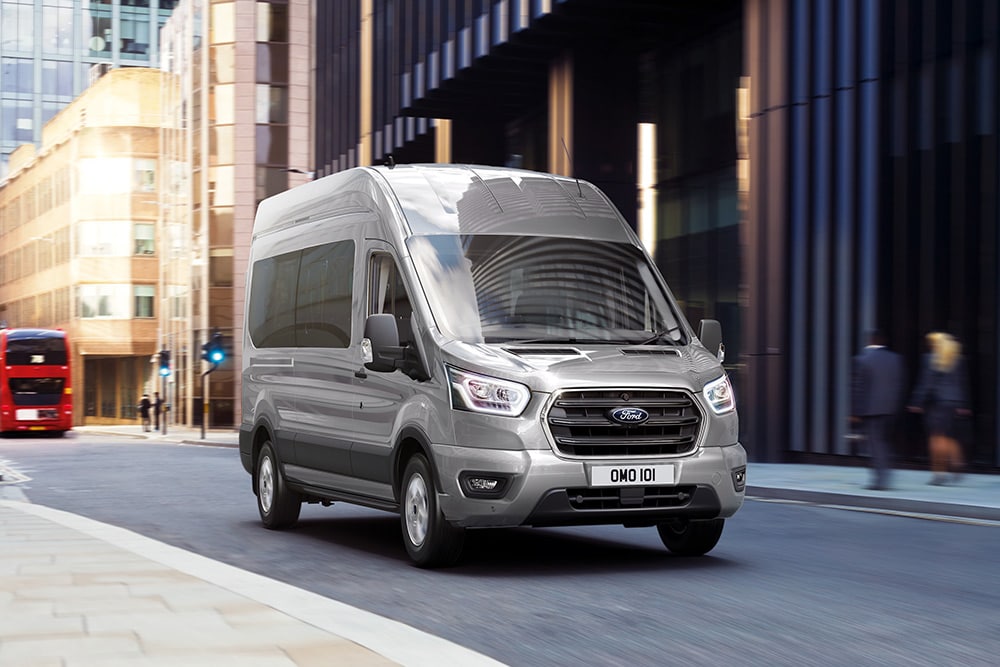  Ford Transit Kombi in Fahrt durch die Stadt.