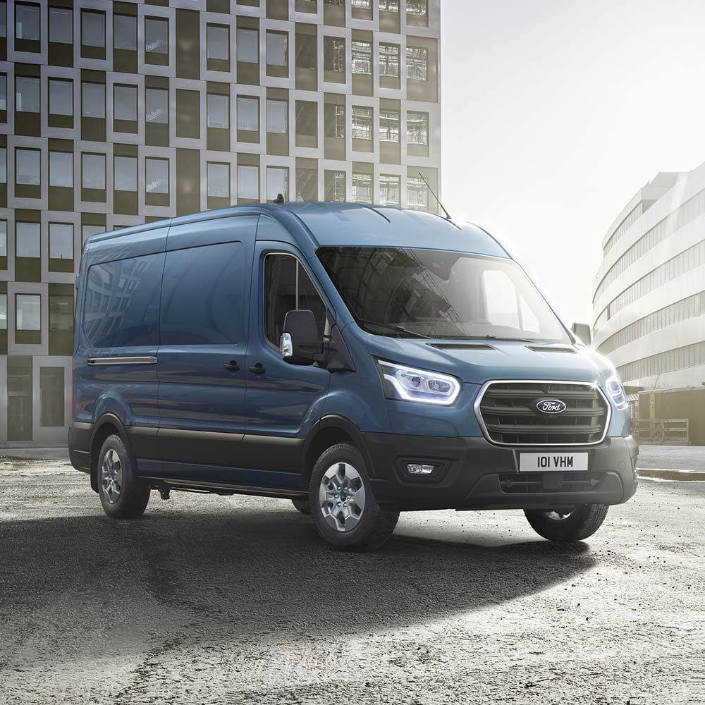 Blauer Ford Transit Kastenwagen, Frontansicht.