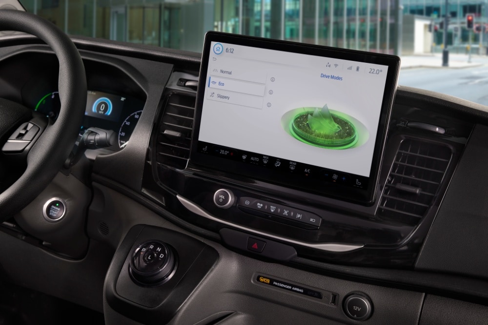Armaturenbrett eines Ford E-Transit-Transporters mit einem Touchscreen, auf dem die Fahrmodi angezeigt werden.