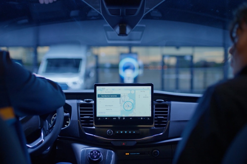 Armaturenbrett eines Ford Transit Van mit Navigationssystem.