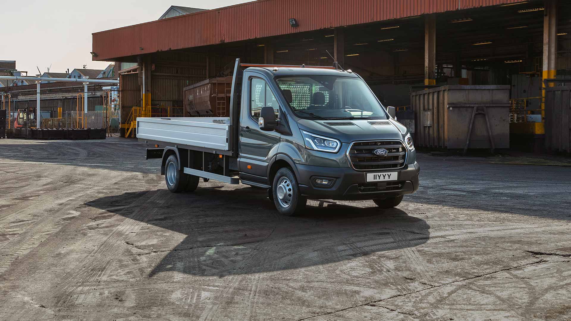 Ford Transit mit Fahrgestell und Fahrerhaus geparkt in einem Industriegebiet. 