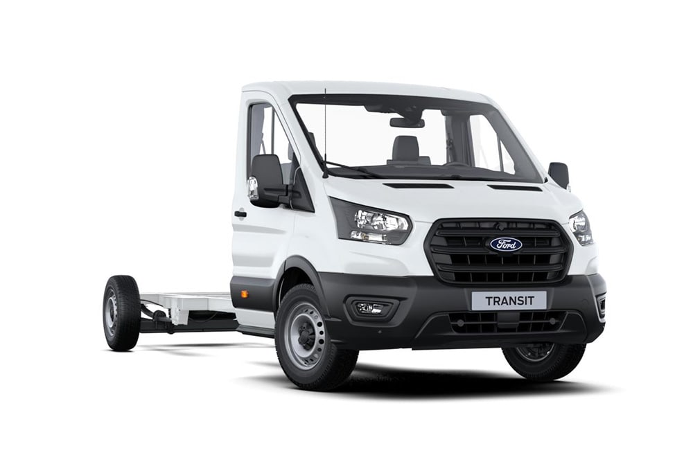 Weisser Ford Transit mit Skelett-Chassis Van auf weissem Hintergrund.