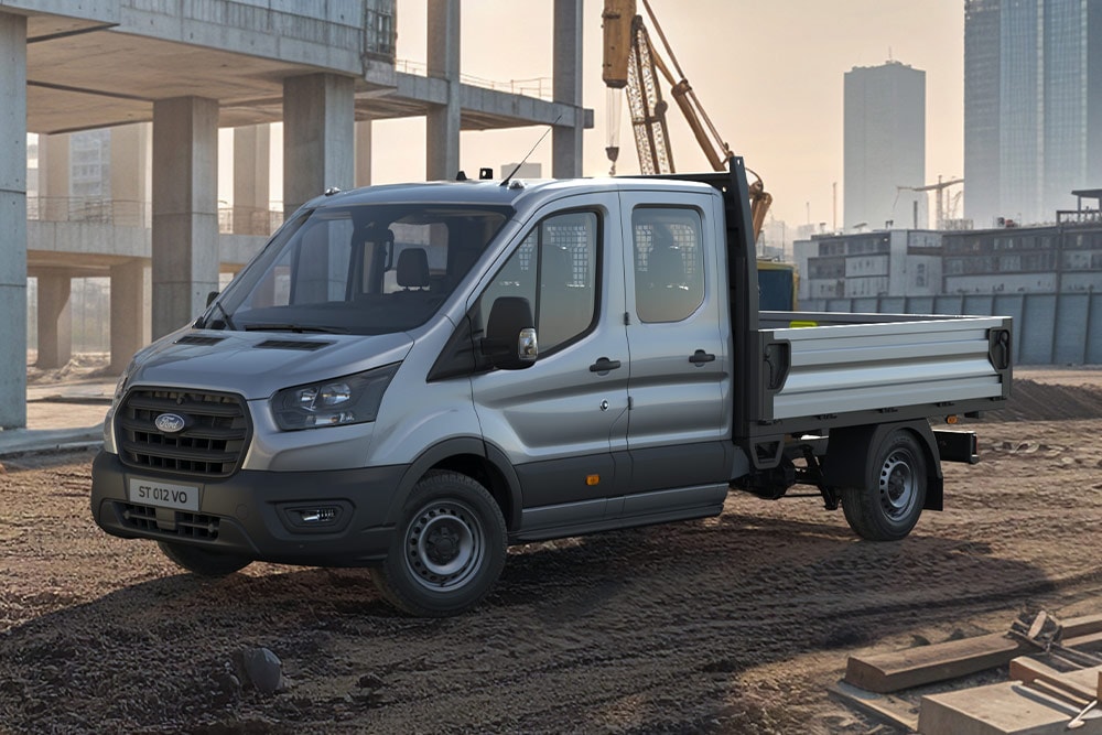 Ford Transit mit Fahrgestell und Fahrerhaus geparkt in einem Industriegebiet. 