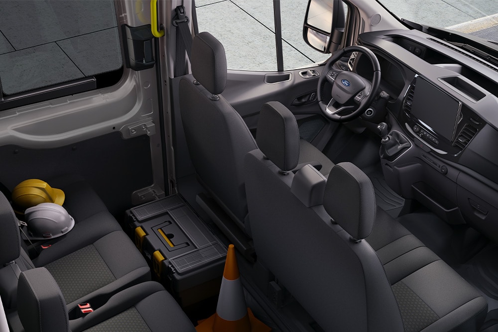 Ford Transit mit Doppelkabine, Innenraum mit zwei Sitzreihen.