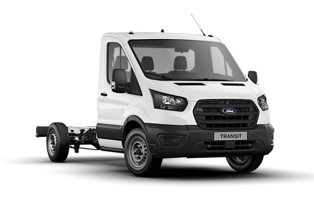 Weisser Ford Transit mit Fahrgestell und Einzelkabine Base Van auf weissem Hintergrund.