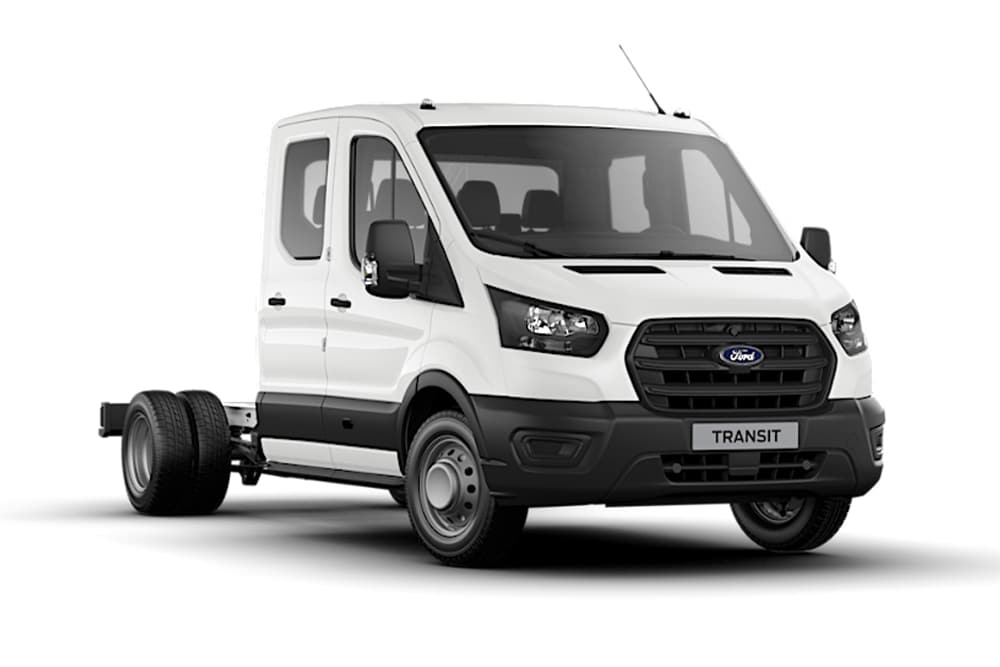 Weisser Ford Transit Fahrgestell mit Doppelkabine Basis-Transporter vor weissem Hintergrund.