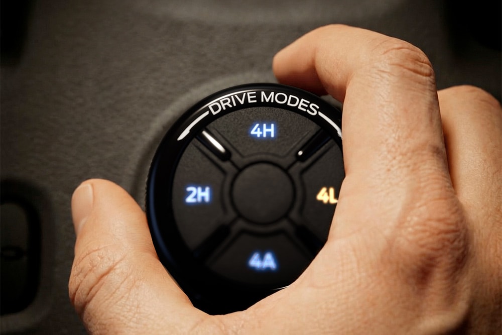 Eine Person wählt einen Fahrmodus am Wahlschalter des Ford Ranger aus.