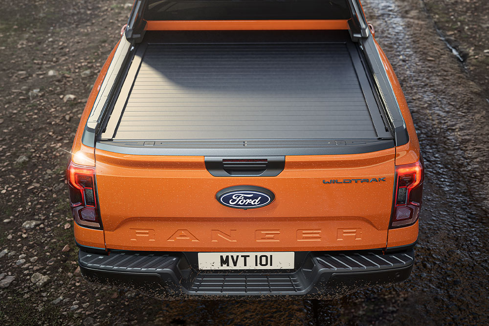 Blick von oben auf die abgedeckte Ladefläche eines orangefarbenen Ford Ranger.