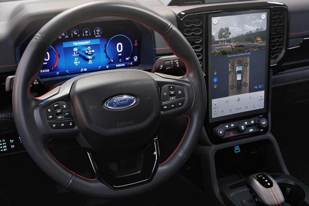 Innenansicht des Ford Ranger Wildtrak mit Lenkrad, Mittelkonsole und 12-Zoll-Touchscreen SYNC™ 4.