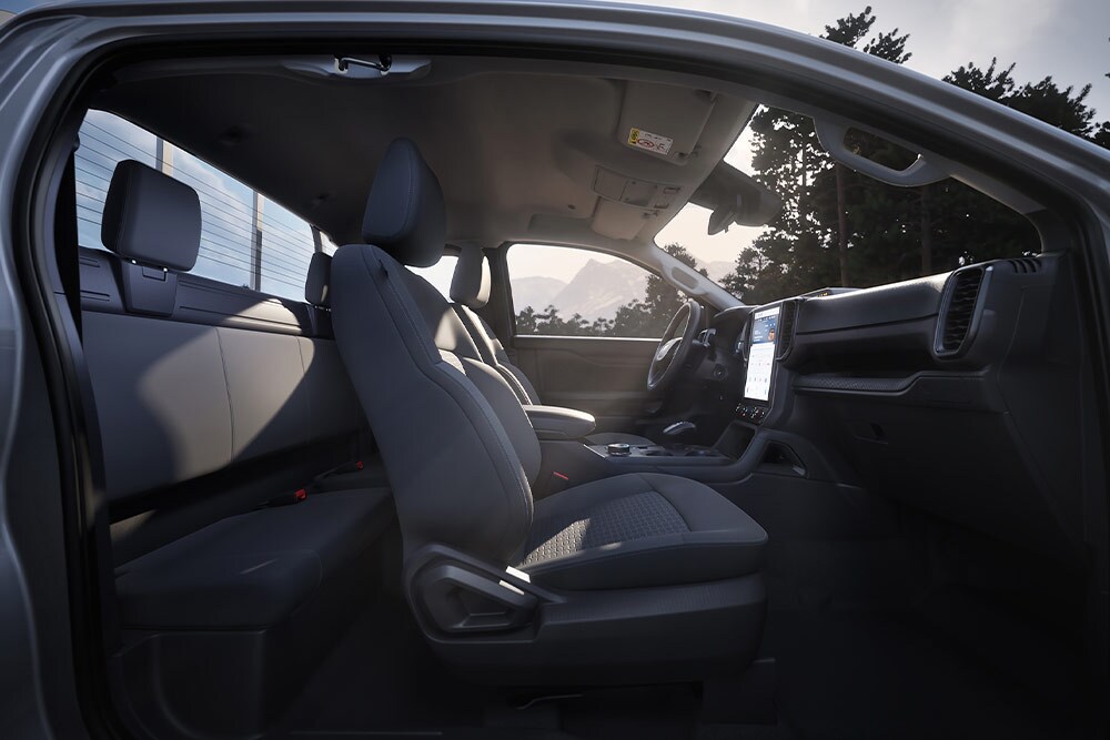Seitenansicht des  Innenraums eines Ford Ranger XLT mit Extrakabine.