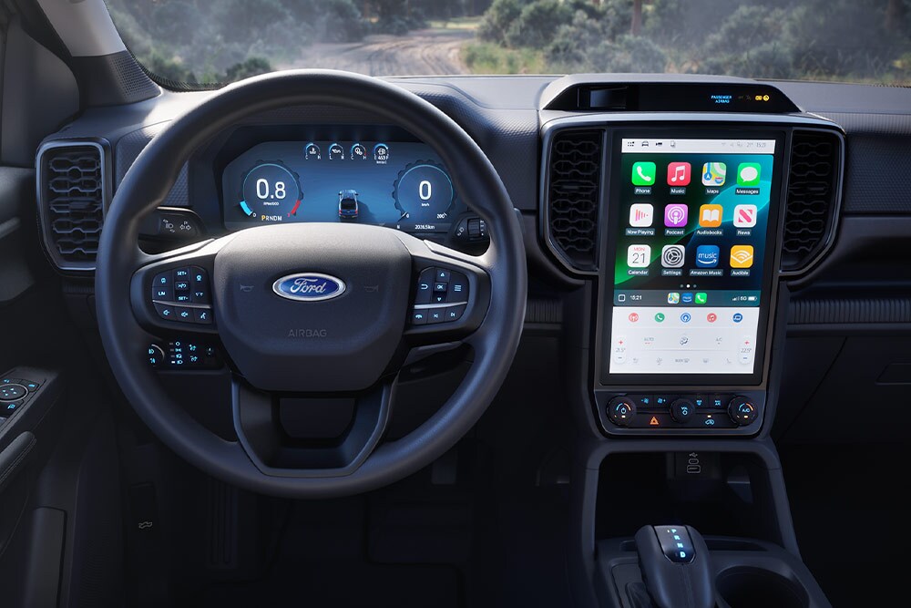 Innenansicht eines Ford Ranger mit Extrakabine mit Fokus auf Lenkrad, Armaturenbrett und Infotainment-Bildschirm.