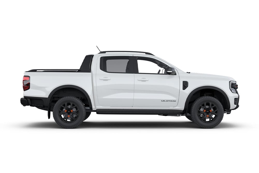 Seitenansicht eines weissen Ford Ranger Pick-ups mit Doppelkabine.