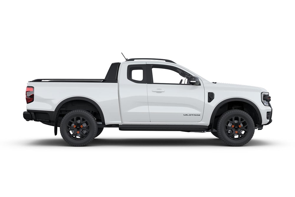 Seitenansicht eines weissen Ford Ranger Pick-ups mit Extrakabine.