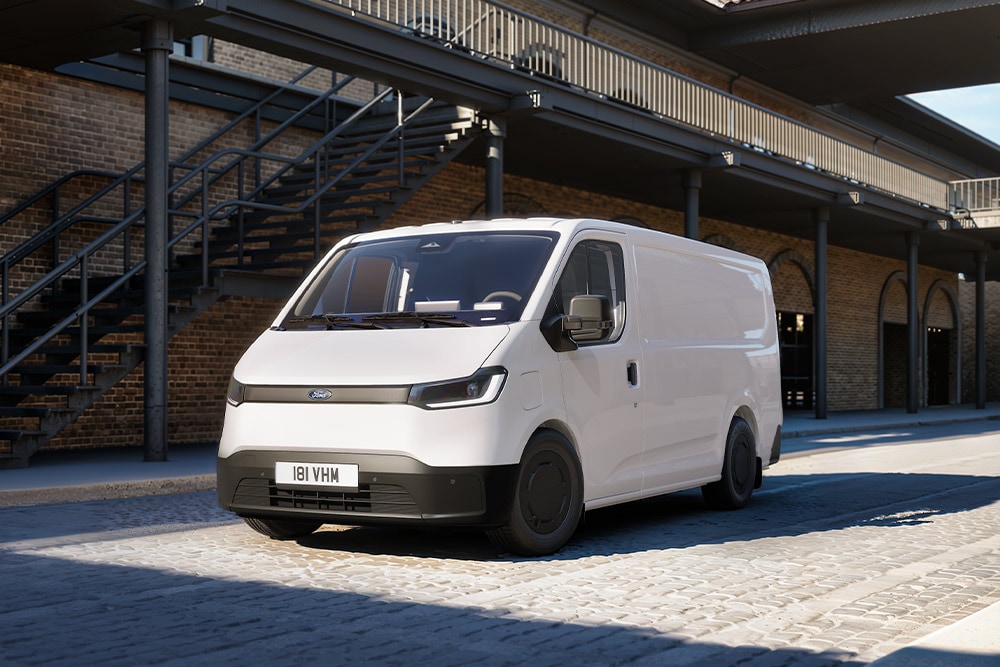 Weisser Ford Transit City® L1H1-Van parkiert vor einem Backsteingebäude.