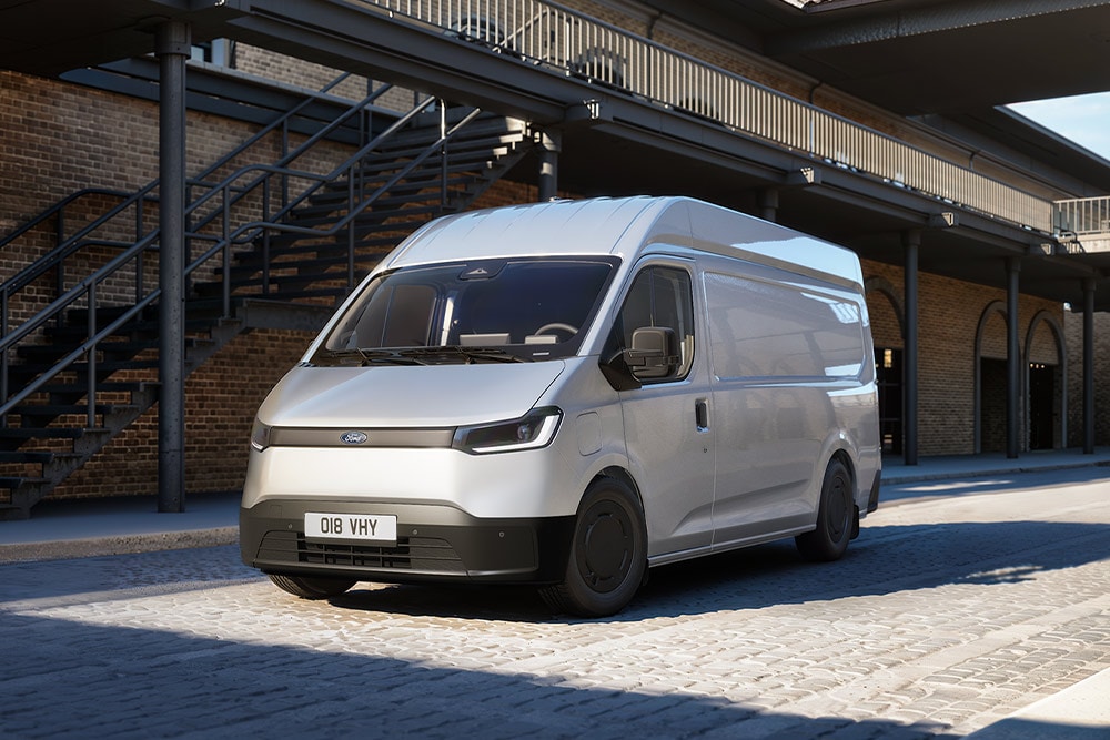 Weisser Ford Transit City® L2H2-Van parkiert vor einem Backsteingebäude.