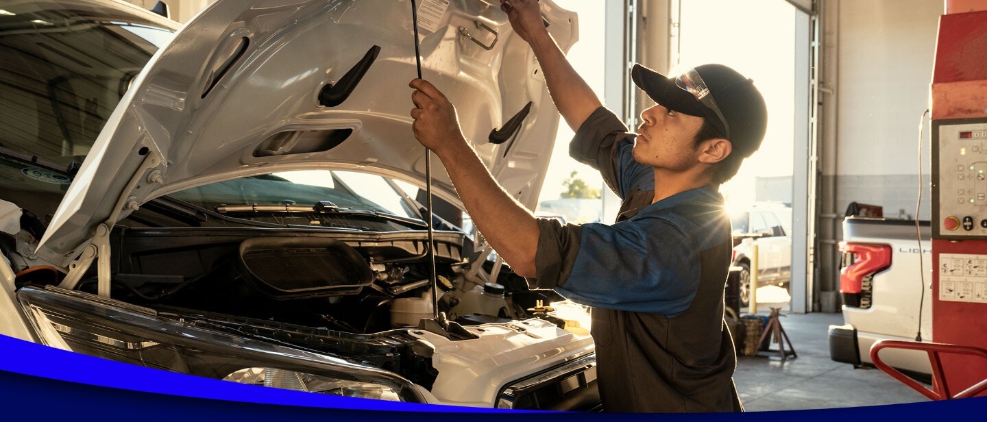Ford-Mechaniker bei der Wartung eines Ford