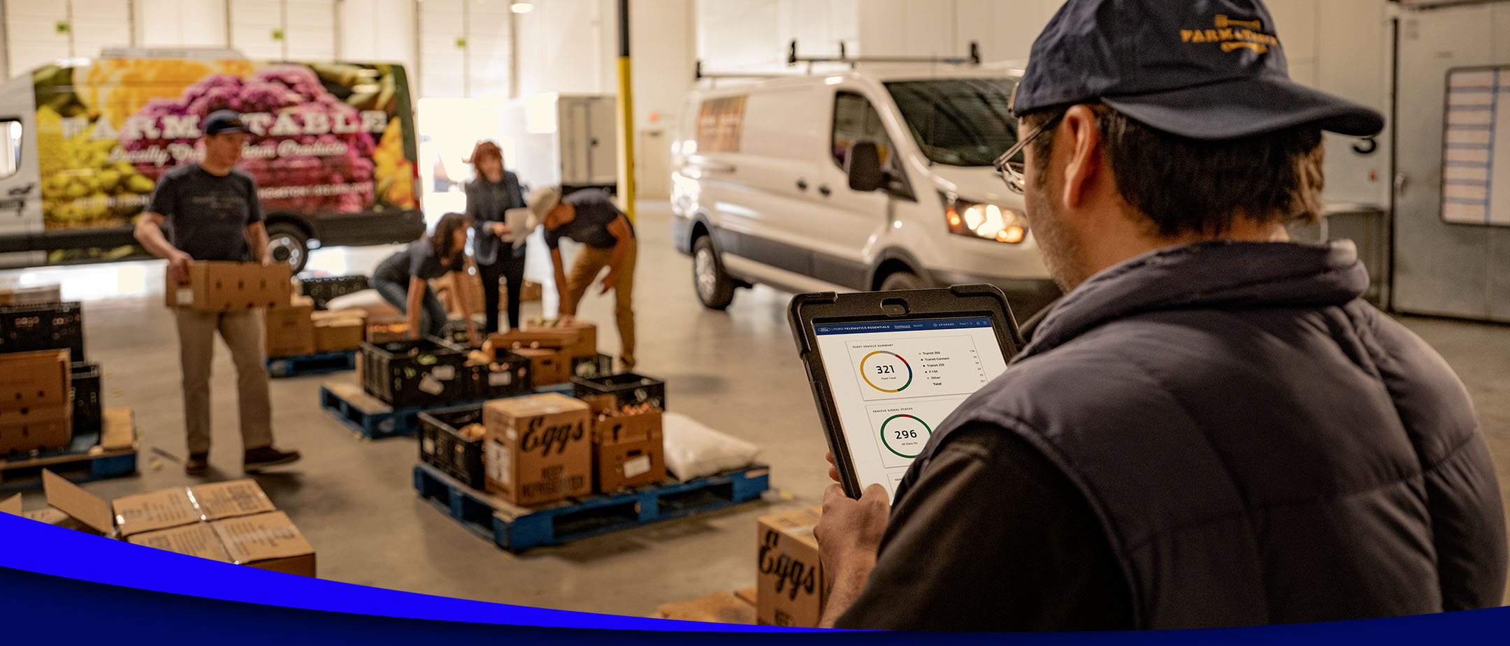 Mann mit Ford Pro Intelligenz in einem Lager