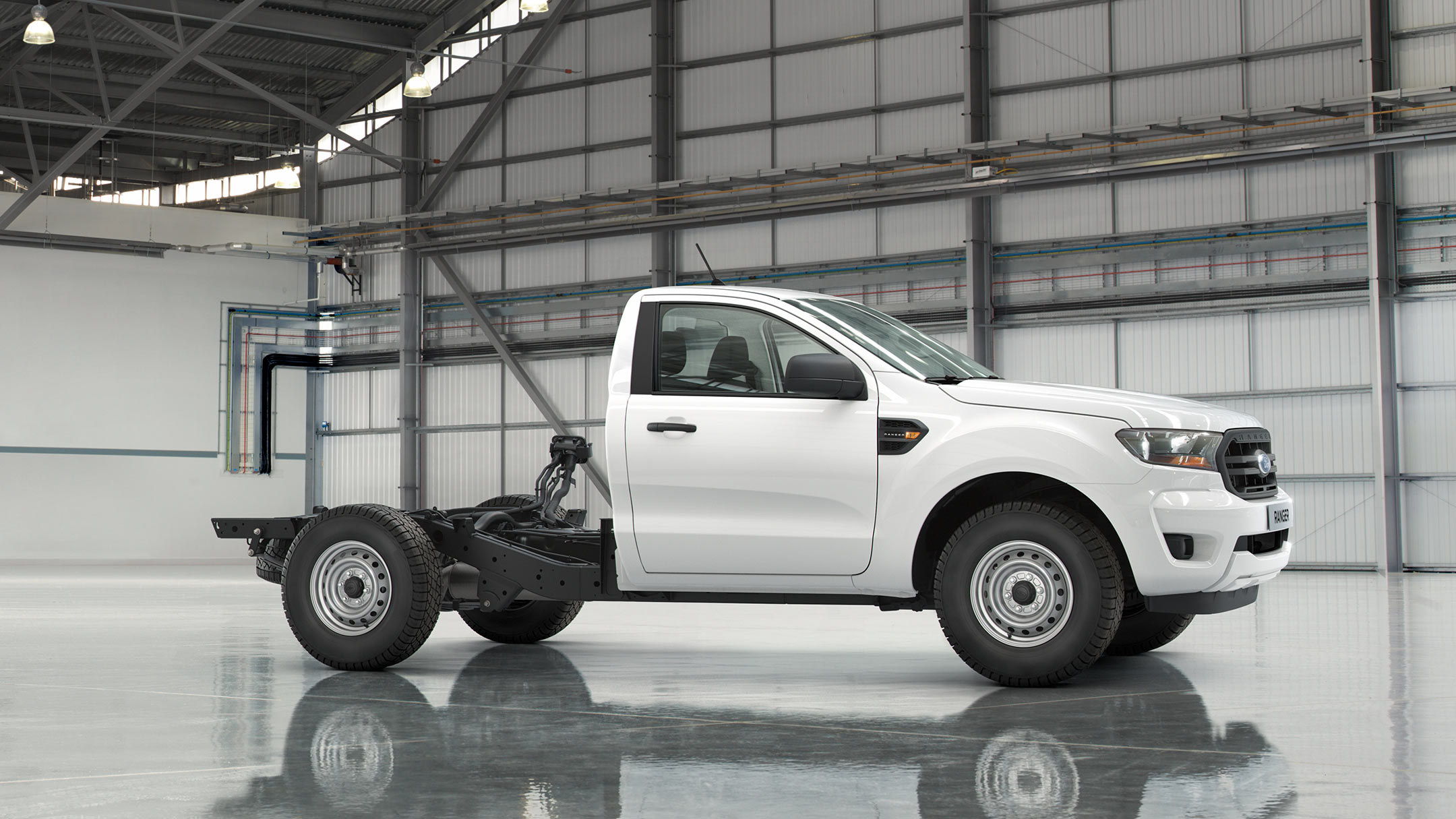 Ford Ranger Einzelkabine Fahrgestell Weiss Seitenansicht in Ausstellungshalle stehend