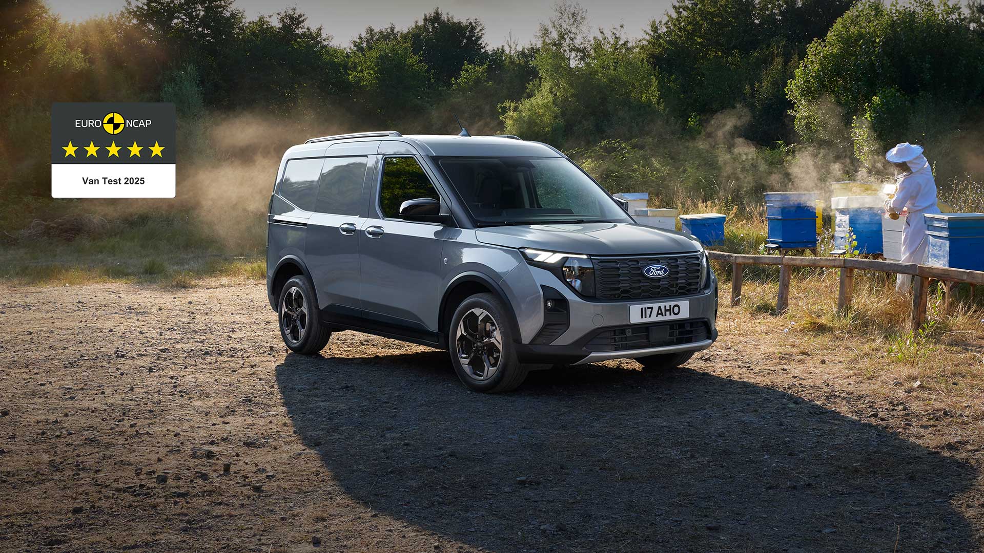 Imker arbeitet neben einem neuen Ford Transit Courier.
