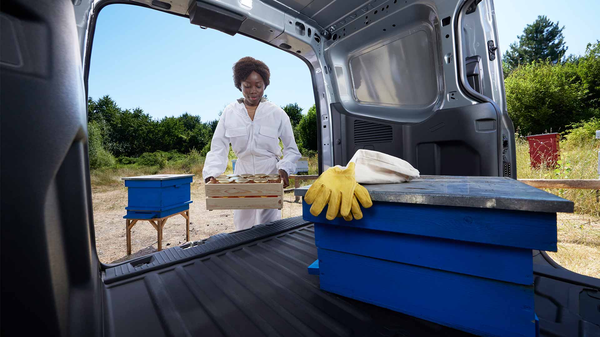 Imker lädt Honig in einen Ford Transit Courier.