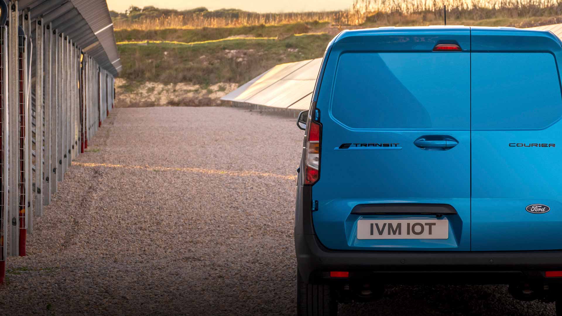 Heckansicht des Ford E-Transit Courier in Blau