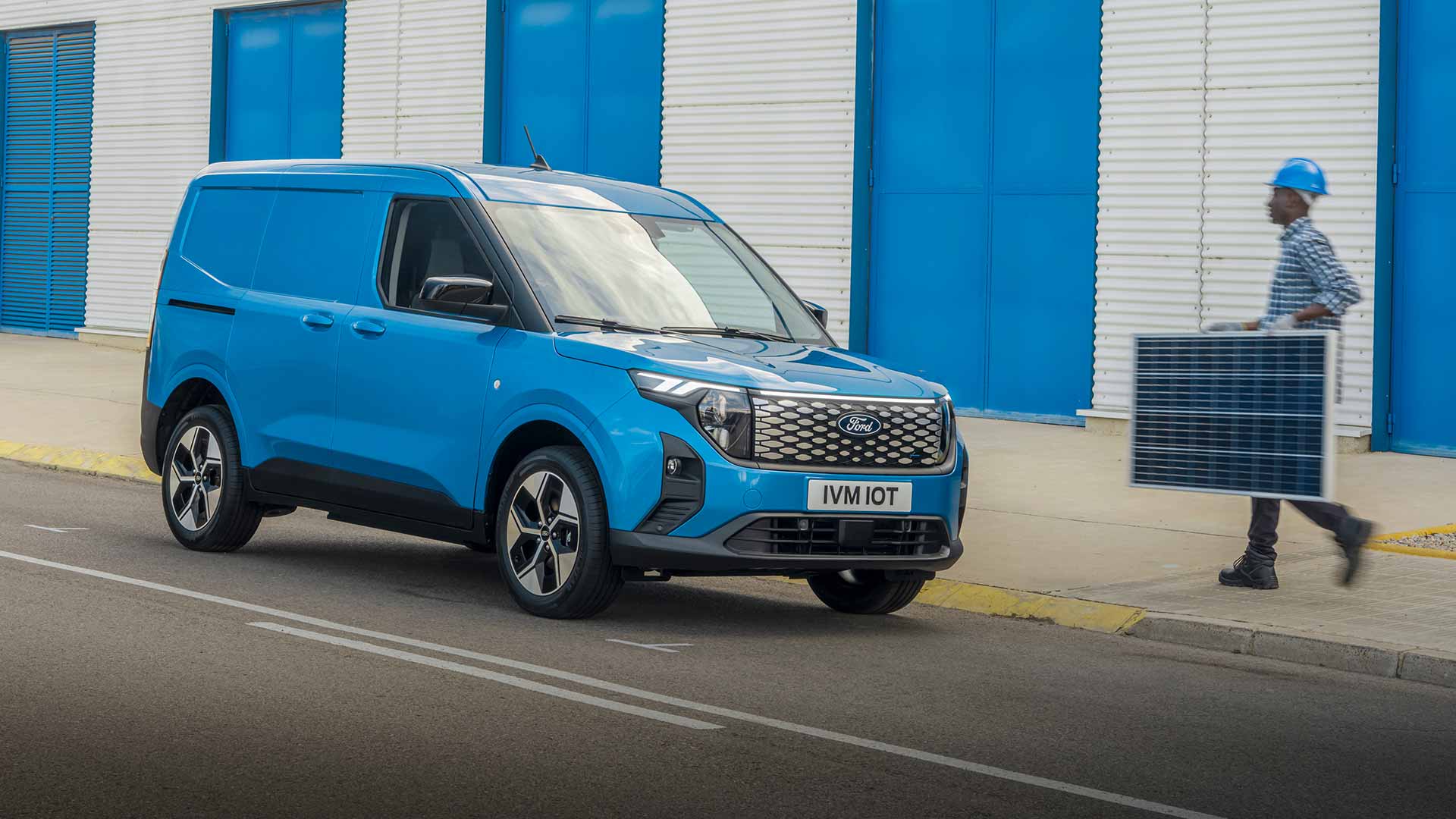 Ford E-Transit Courier in Blau – Frontansicht, ¾-Winkel