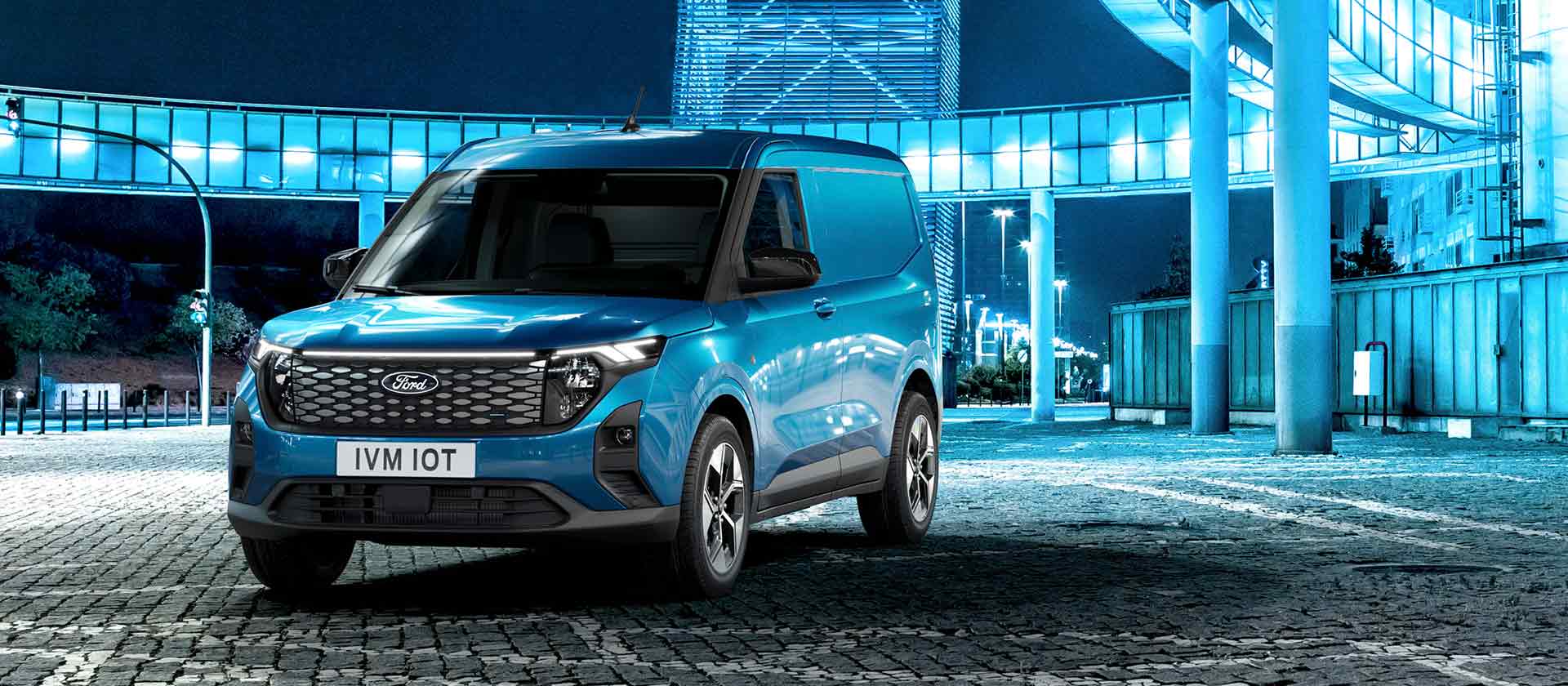 Ford E-Transit Courier in Blau – Vorderansicht