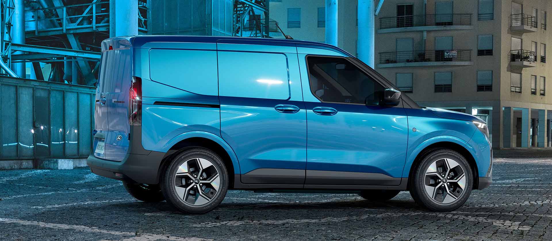 Ford E-Transit Courier in Grau – Seitenansicht, Frau belädt das Auto