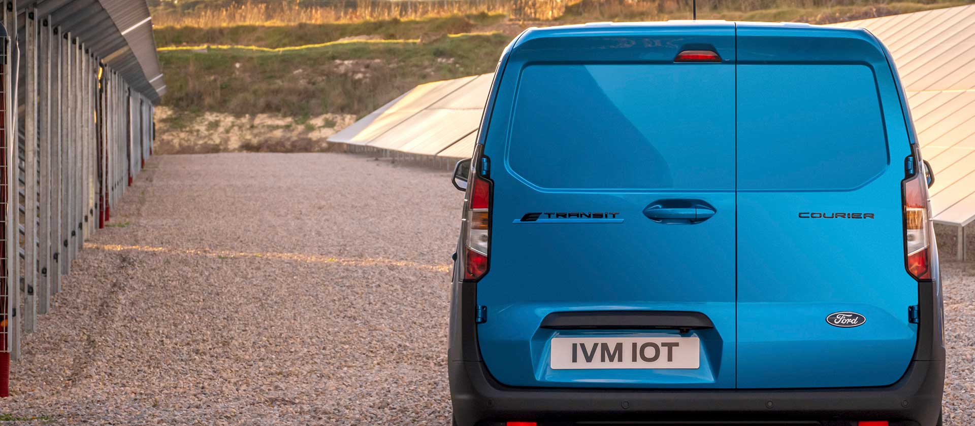 Heckansicht des Ford E-Transit Courier in Blau